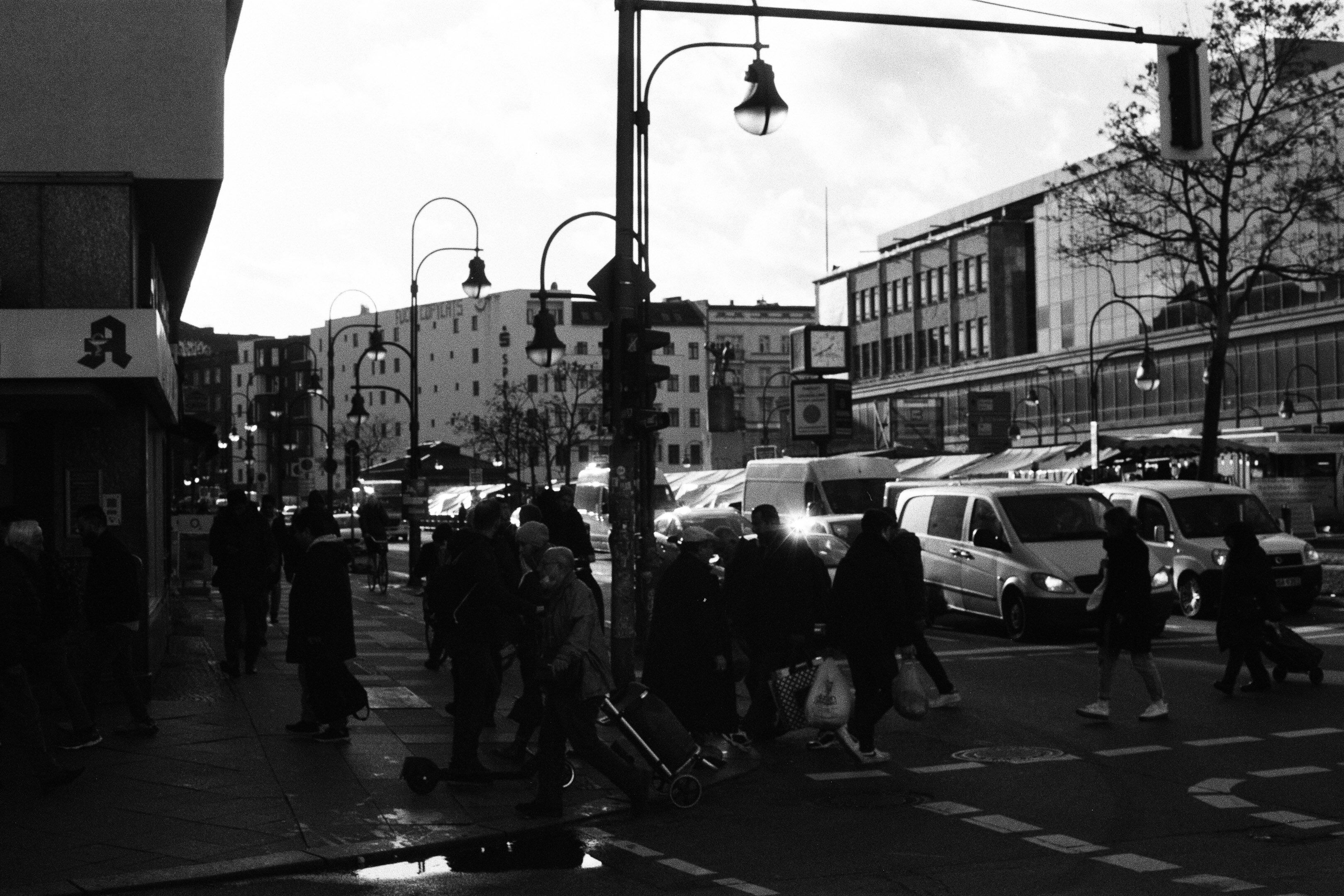 People crossing the street at Hermannplatz